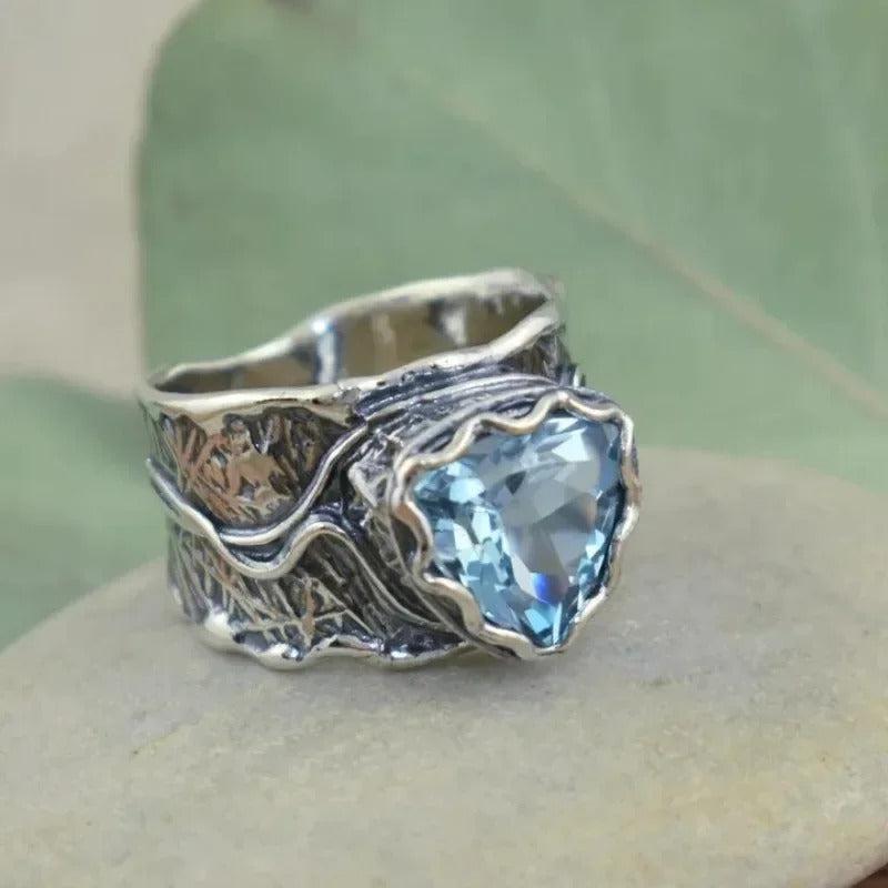 Antiker Ring aus Silber und blauem Kristall