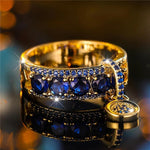 Antikes Ring aus Gold und blauem Kristall