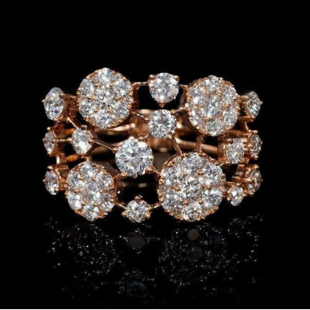 Antikes Ring aus Roségold mit glänzenden Steinen