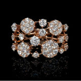 Antikes Ring aus Roségold mit glänzenden Steinen