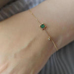 Armband in Gold mit grünem Kristall