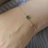 Armband in Gold mit grünem Kristall