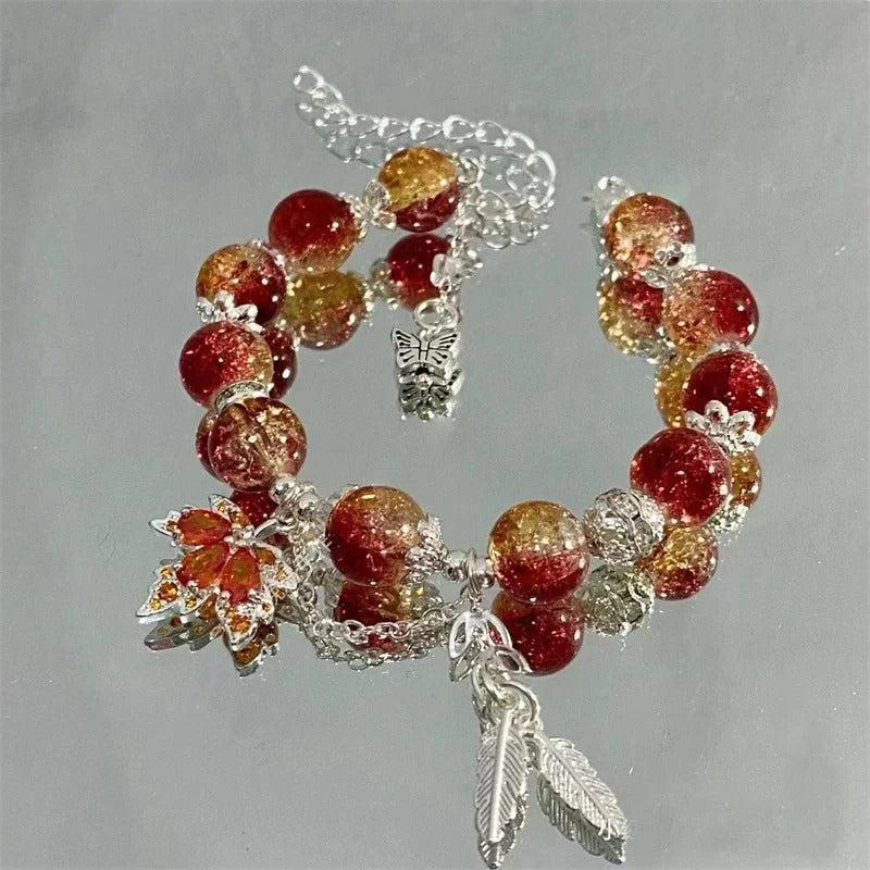 Armband mit silbernem Herbstblatt und Schmetterling