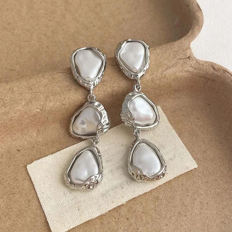 Dreieckige Ohrringe aus Silber mit Margeriten