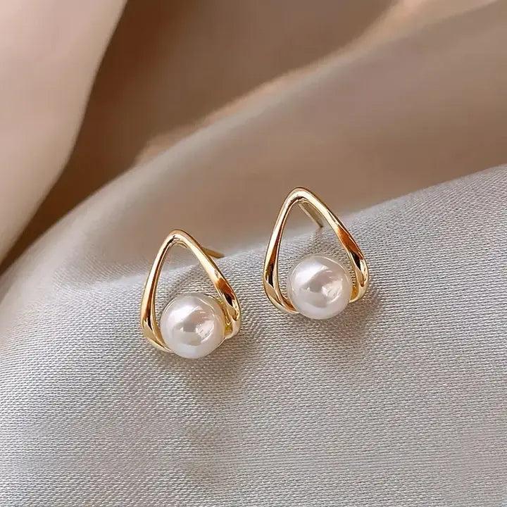 Dreieckige Ohrringe mit eleganten Perlen