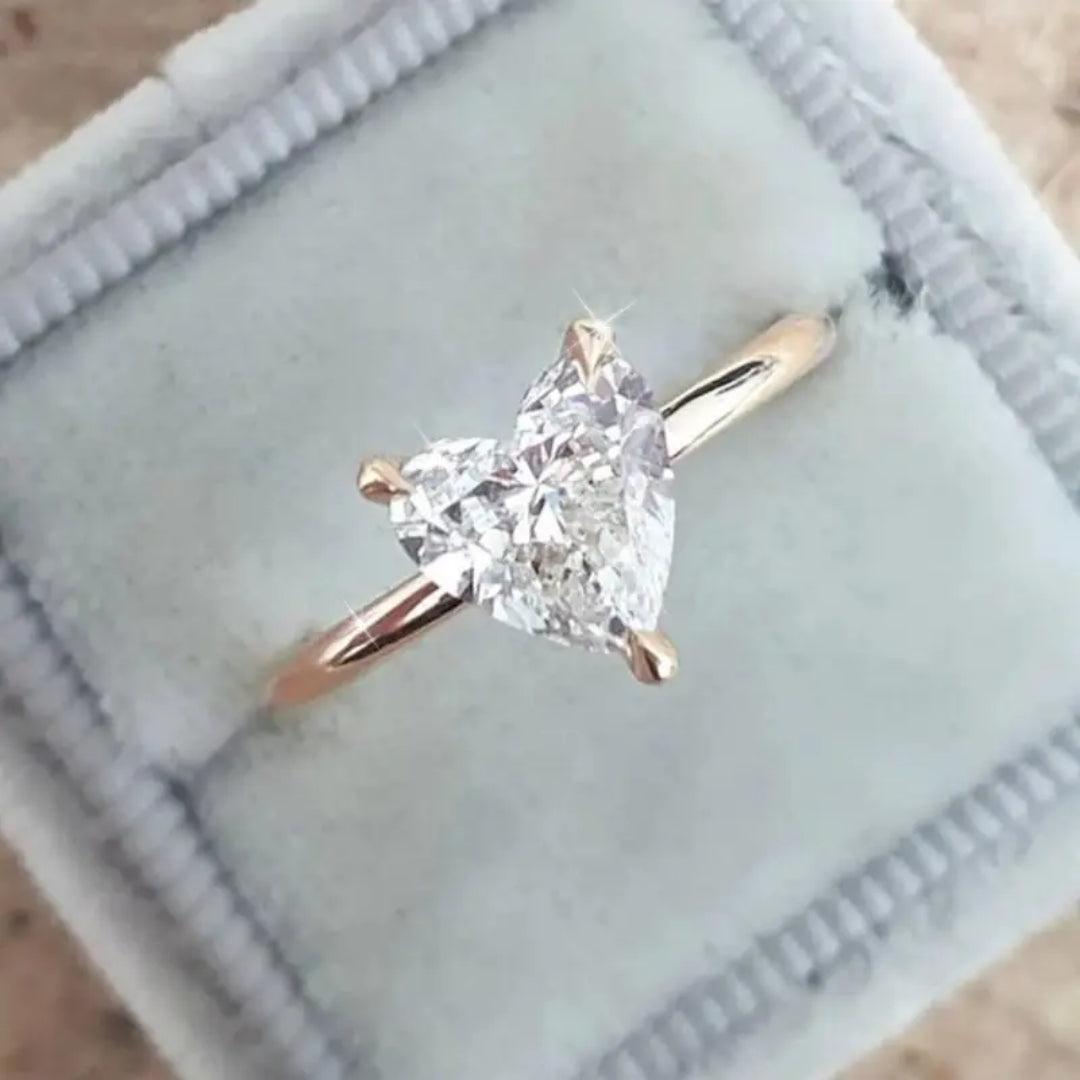 Dünner Ring mit Herz aus Zirkon