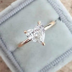 Dünner Ring mit Herz aus Zirkon