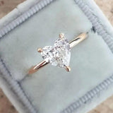 Dünner Ring mit Herz aus Zirkon