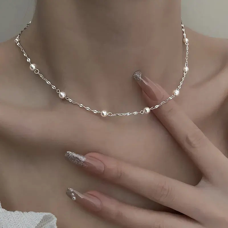 Elegante Halskette mit glänzenden Perlen