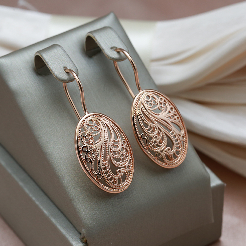 Elegante und glänzende Ohrringe in Gold