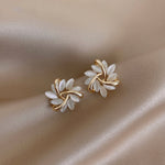 Elegante und raffinierte Ohrringe mit Opalblüten in Gold
