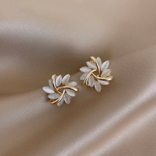 Elegante und raffinierte Ohrringe mit Opalblüten in Gold