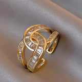 Eleganter Ring mit Knoten