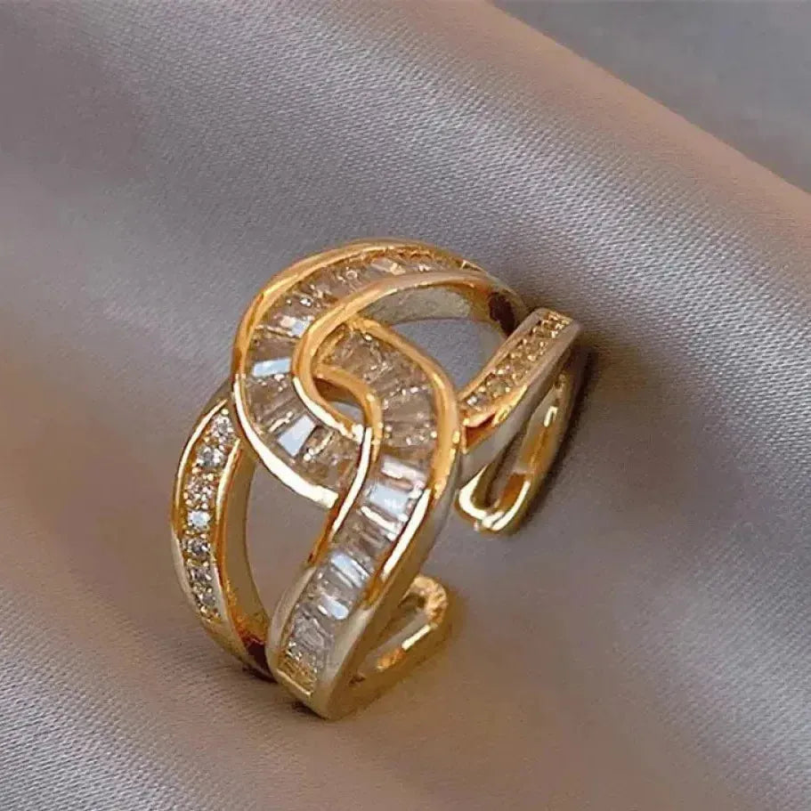 Eleganter Ring mit Knoten