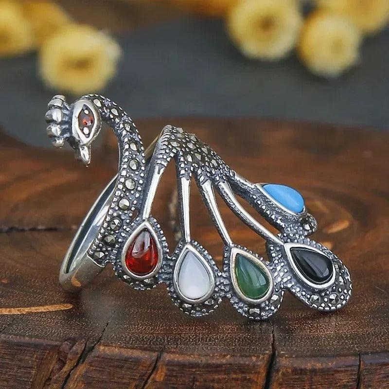 Ethnischer Ring in Silber mit bunten Edelsteinen und einem schönen Pfau