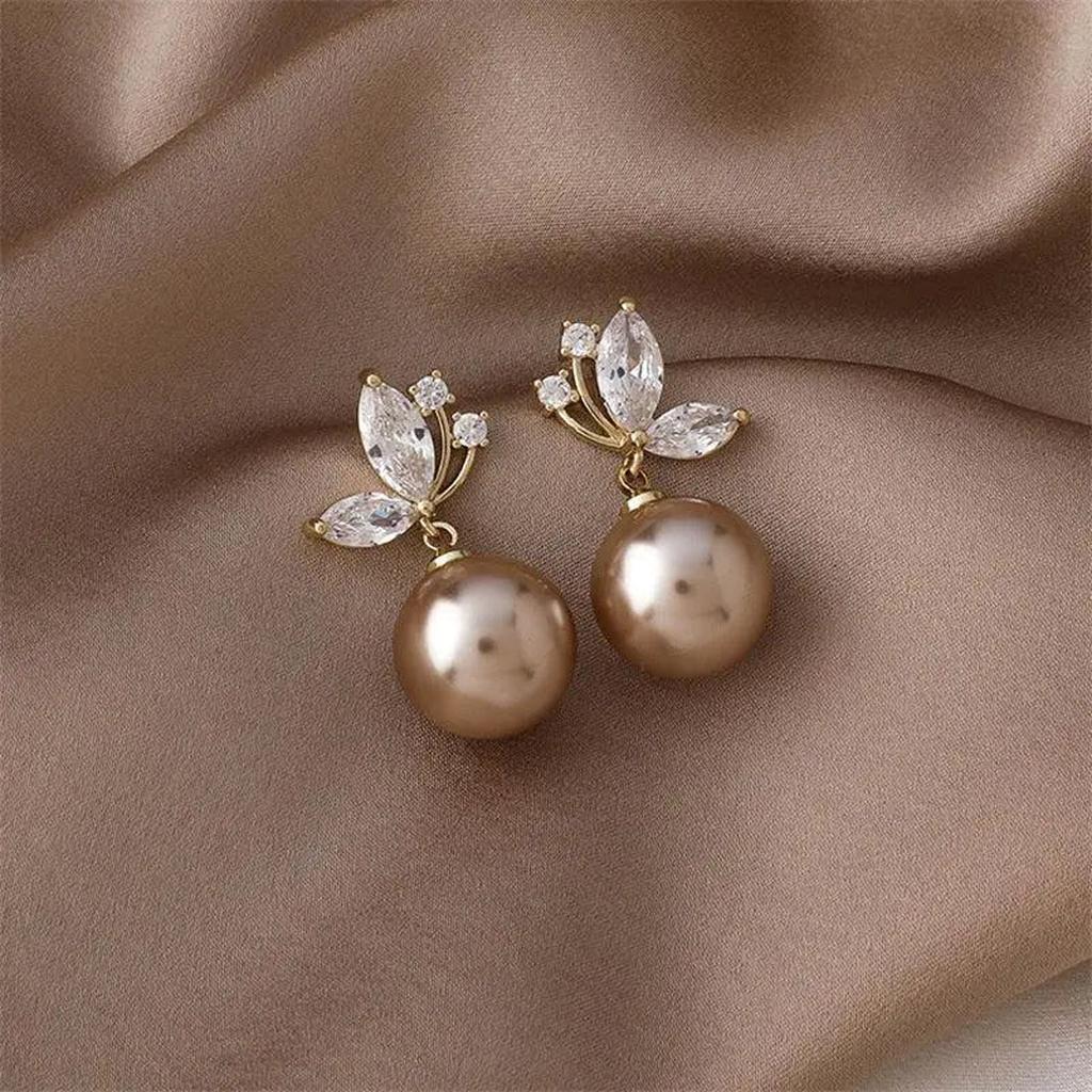 Exotische Ohrringe mit Margeriten und goldenen Kristallen – Champagner