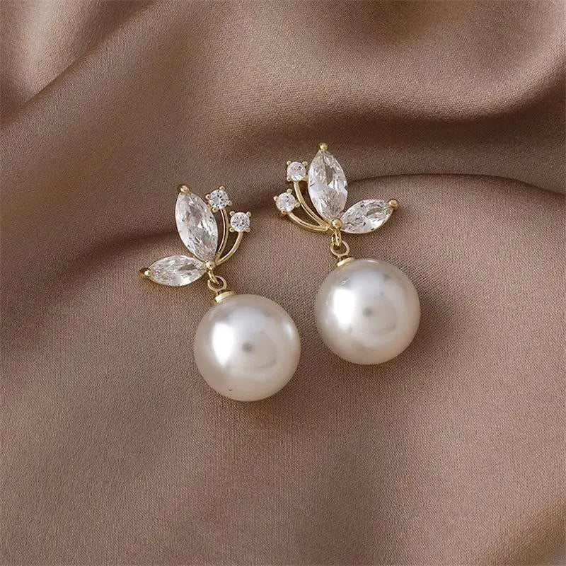Exotische Ohrringe mit Margeriten und goldenen Kristallen