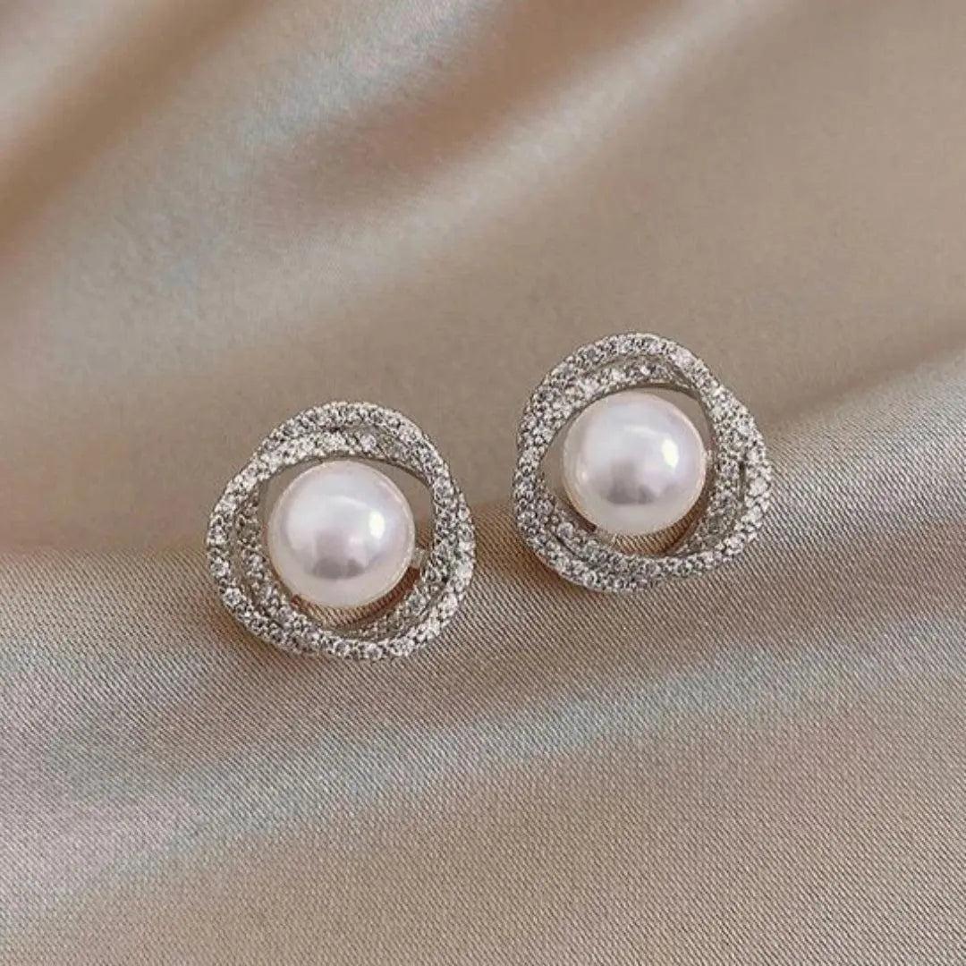 Glänzende Spiralohrringe mit eleganten Perlen