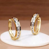 Goldene schicke Ringe mit Kristallen