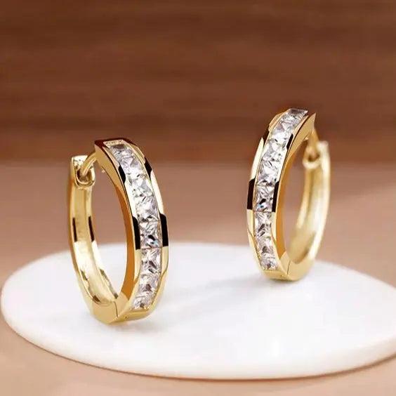 Goldene schicke Ringe mit Kristallen