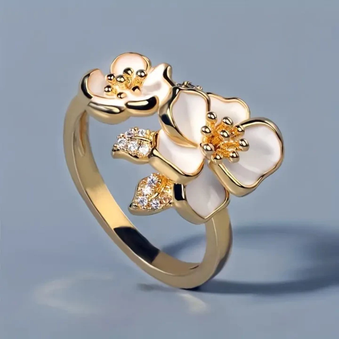Goldring mit weisser Blume