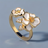 Goldring mit weisser Blume
