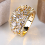 Goldring mit weissen Kristallen