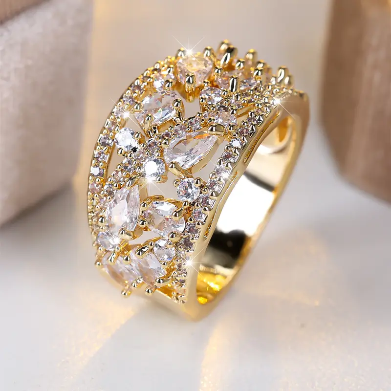 Goldring mit weissen Kristallen