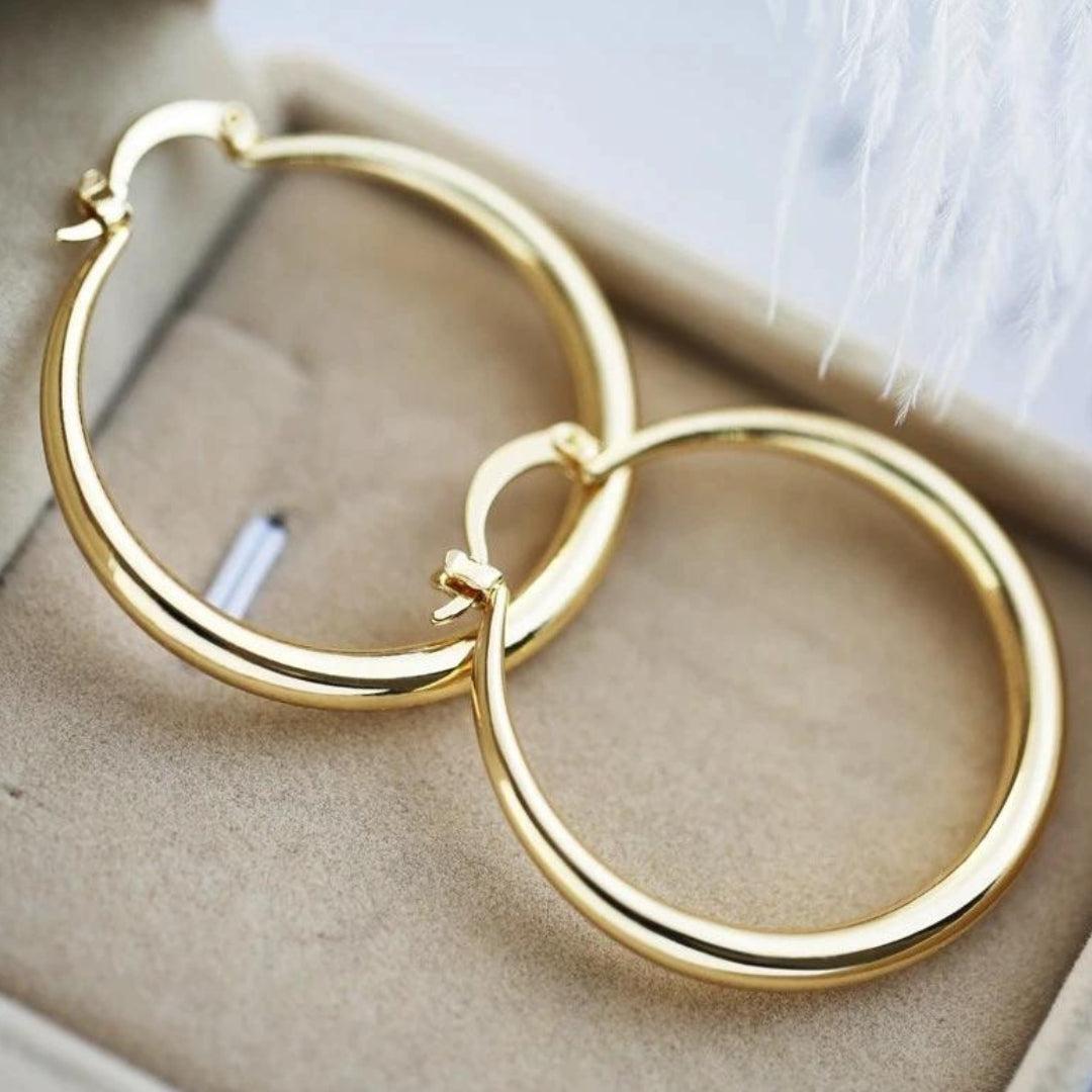 Grosse Goldene Ohrringe in Form eines Rings