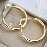 Grosse Goldene Ohrringe in Form eines Rings