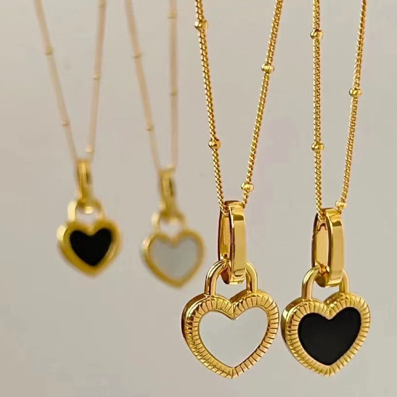 Halskette mit Anhänger in schwarz und weiss Herz in Gold