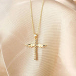 Halskette mit Kreuz und goldenen Engelflügeln