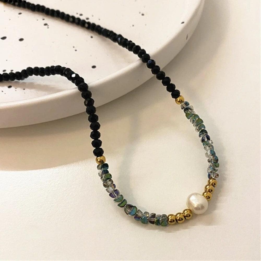 Halskette mit schwarzen Perlen, Gold und Perlen