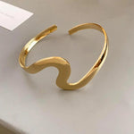Klassisches offenes Armband mit goldenem Wellenmuster