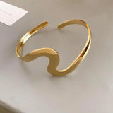 Klassisches offenes Armband mit goldenem Wellenmuster