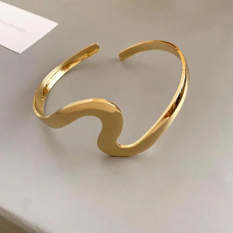 Klassisches offenes Armband mit goldenem Wellenmuster