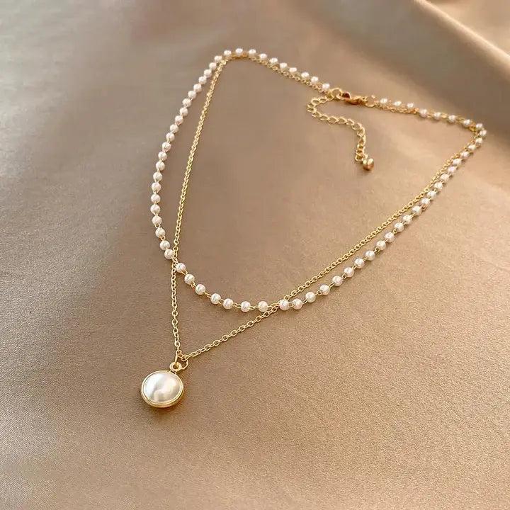 Luxuriöse Halskette mit Perlen in Gold