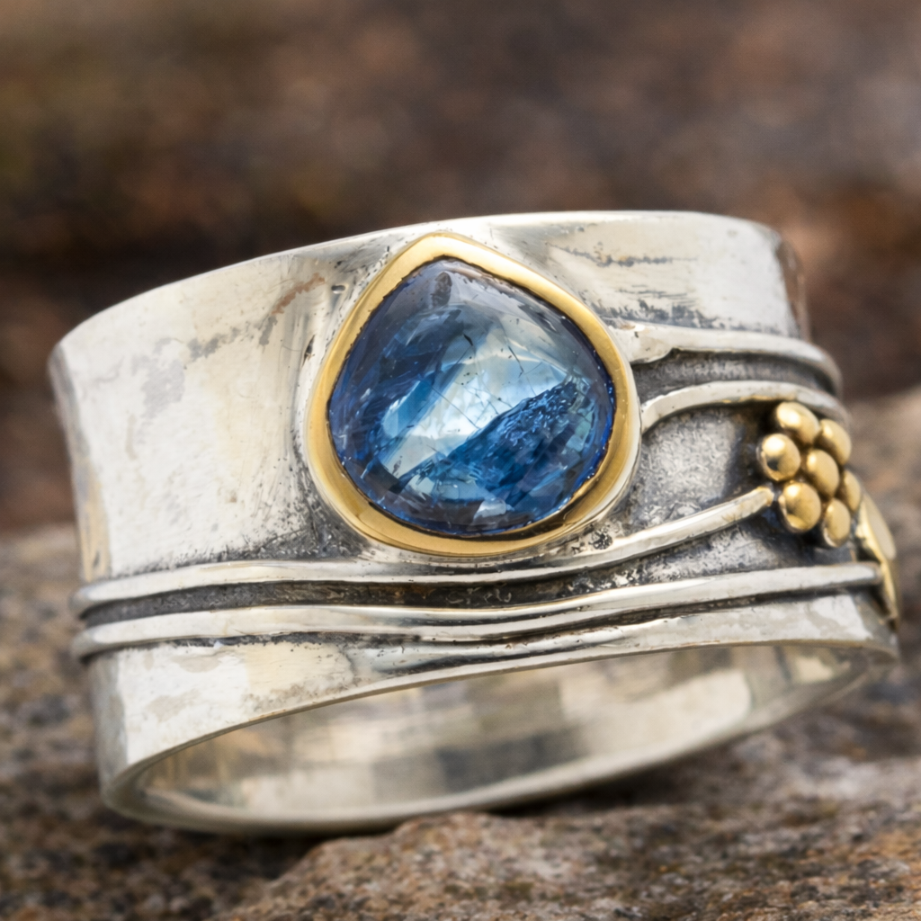 Meditationsring aus Böhmen mit Edelstein