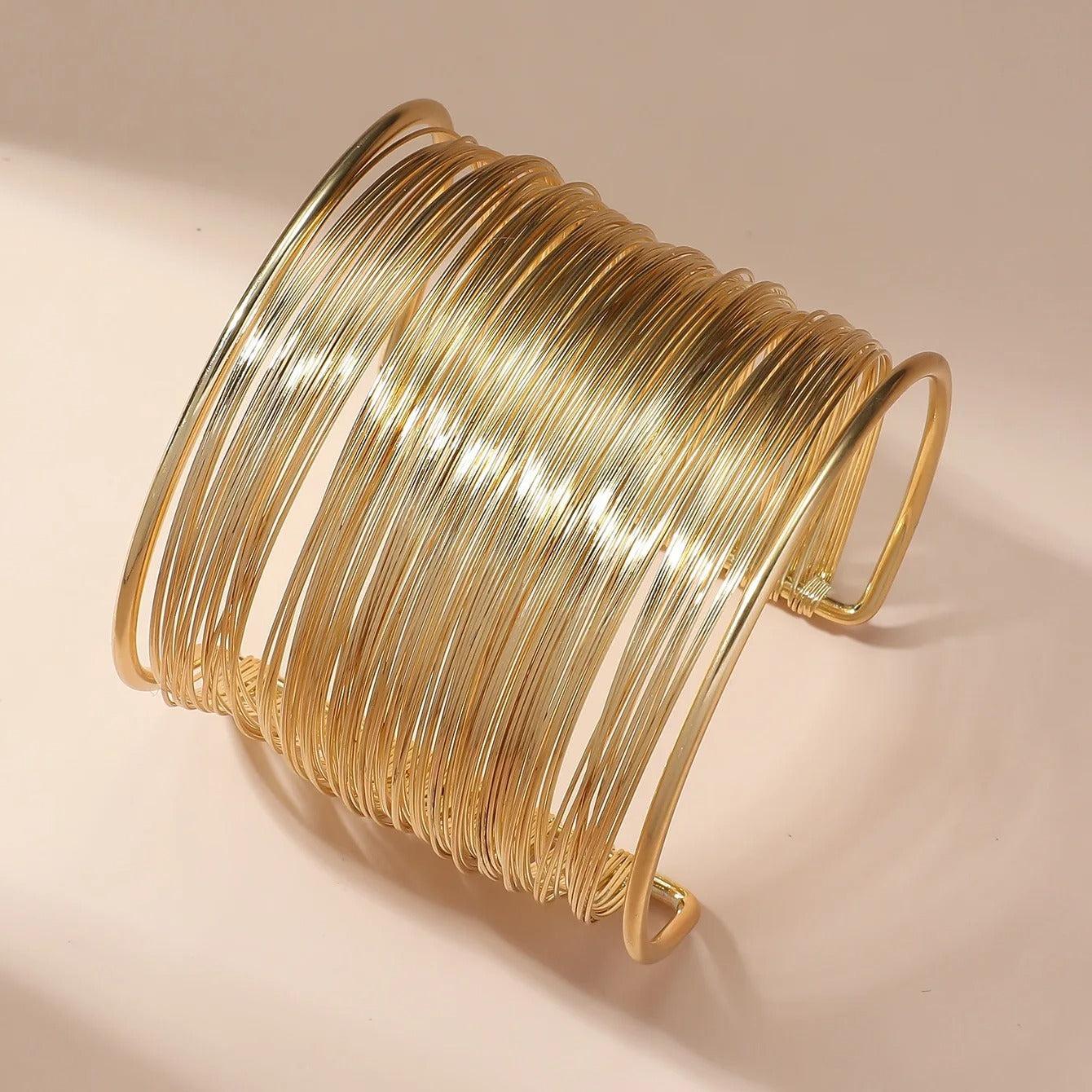Offenes Armband mit Spirale in Gold