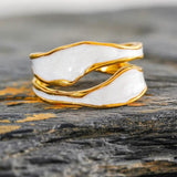 Offener Ring mit Spiralmuster aus Weissgold mit Emaille