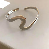 Offenes gewelltes Armband mit Drehung in Vintage-Silber