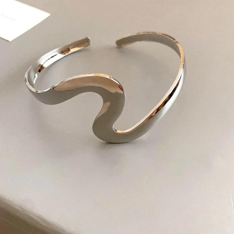 Offenes gewelltes Armband mit Drehung in Vintage-Silber