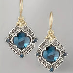 Ohrringe aus blauen Kristallen in Gold und Silber