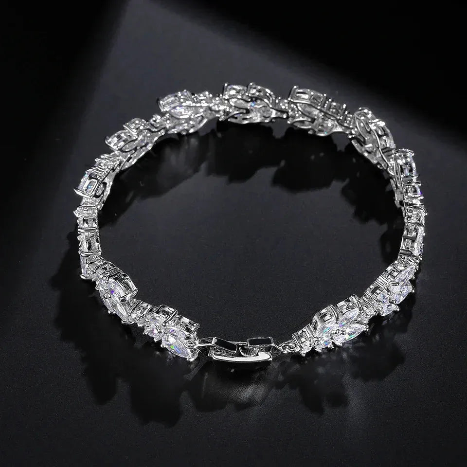 Retro-Armband mit glänzender silberner Kette
