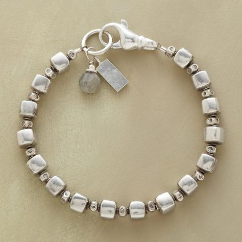 Retro-Armband mit silbernen Würfelperlen