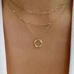 Retro-Kette mit Kettenlagen und goldener Anhänger