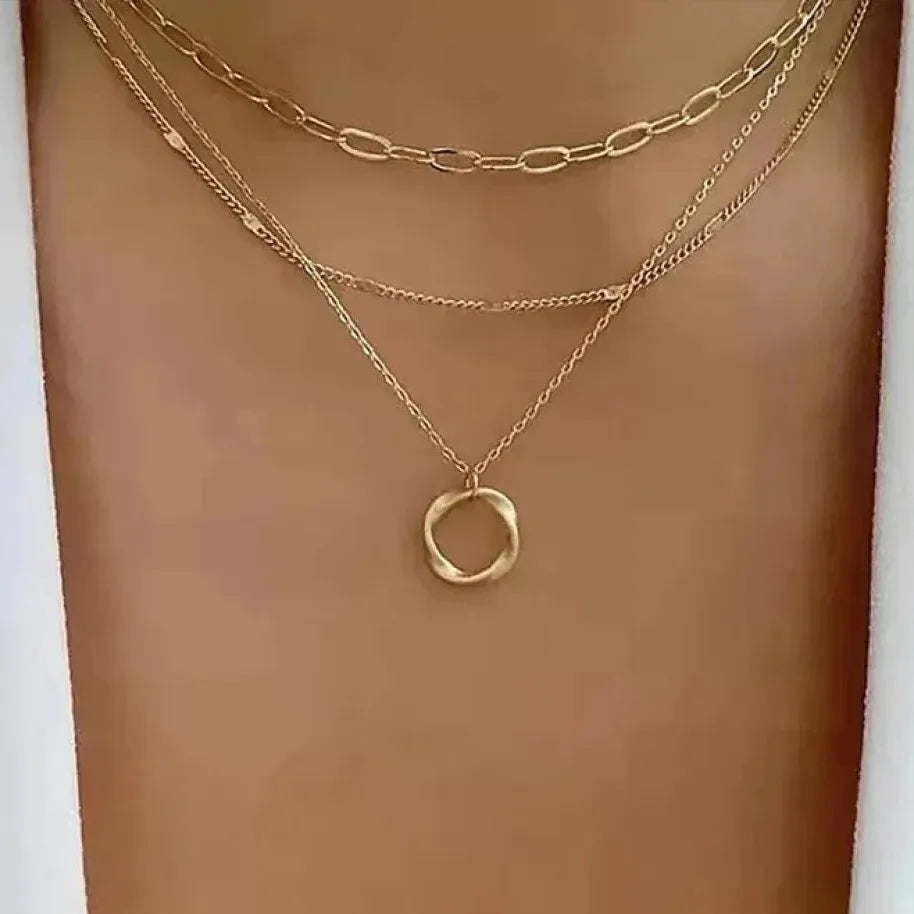 Retro-Kette mit Lagen aus Kette und goldenem Anhänger