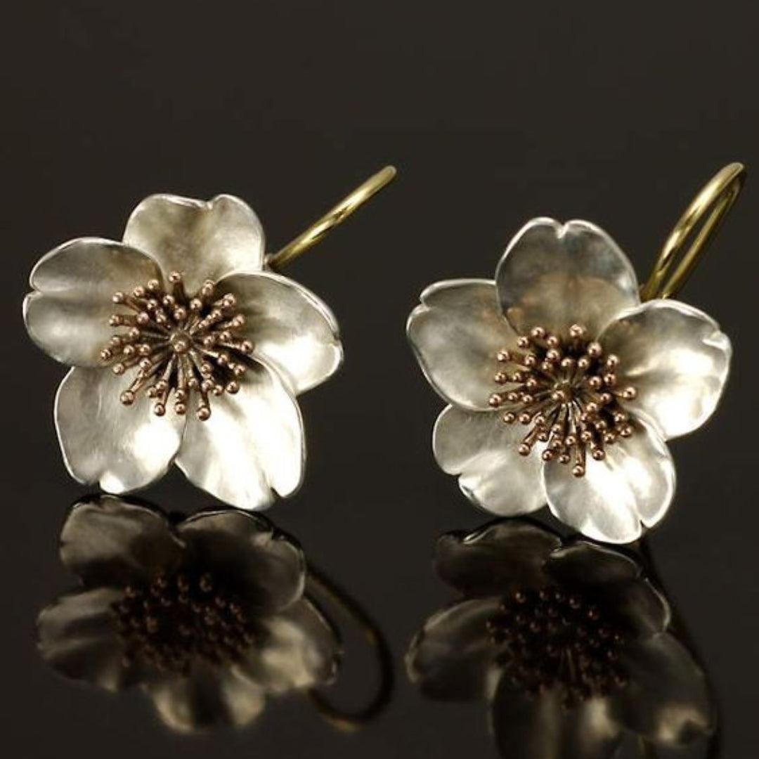 Retro-Ohrringe in Silber und Gold mit Blumen