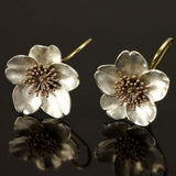 Retro-Ohrringe in Silber und Gold mit Blumen