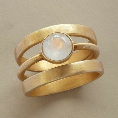 Retro-Ring aus Gold mit integrierten Mondsteinen